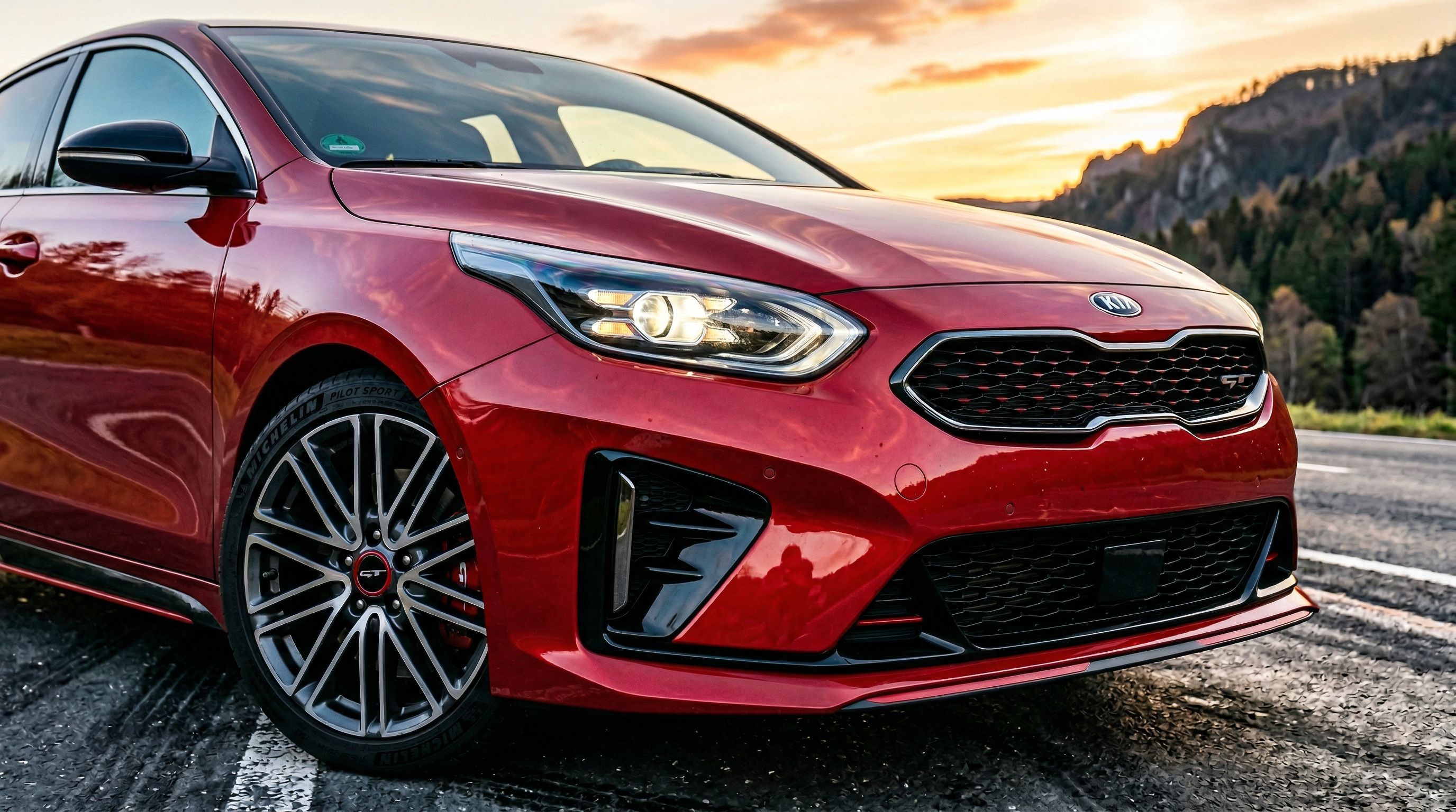 Roter Kia ProCeed im Sonnenaufgang, Thüringer Wald
